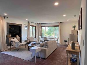 Malibu Ocean Villa with King Bed, Hot Tub, Beach, BBQ