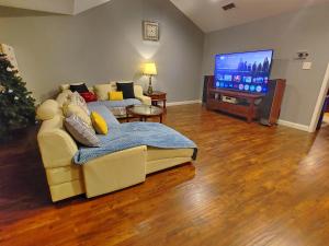 Huge 4-Bed House, Walk to Medical Center, MD Anderson, NRG, Rice, Free Parking