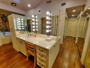 Huge 4-Bed House, Walk to Medical Center, MD Anderson, NRG, Rice, Free Parking