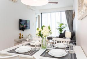 Cassia 1 BR Lake&Pool View apt by NLA