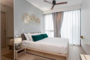 Cassia 1 BR Lake&Pool View apt by NLA