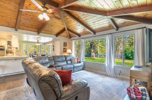 Starry Pines- Hot Tub - 4hvězdičkové hotely ve městě Oakhurst