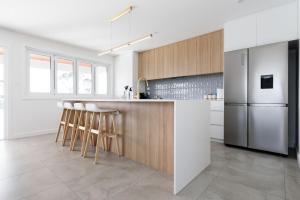 Spacious 4-Bed Coastal Retreat with Ocean Views