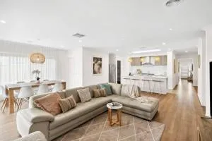 Modern Seaside Escape on the Coast - Mannerim