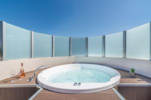 Elegant Loft with Jacuzzi