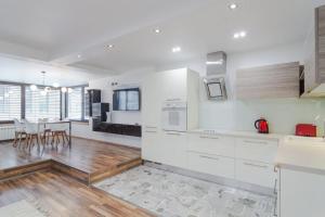 Spacious and modern apt, 6 guests, Central station, self check-in