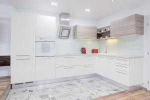 Spacious and modern apt, 6 guests, Central station, self check-in