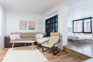 Spacious and modern apt, 6 guests, Central station, self check-in