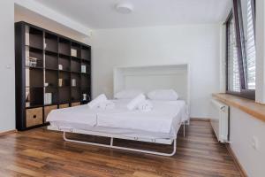 Spacious and modern apt, 6 guests, Central station, self check-in