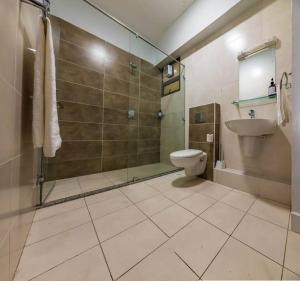 Lush Retreat Near Yaya Center with Pool, Gym & Views