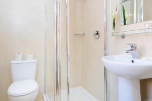 Twin Room with Bathroom room in Dan Linehans Bar and B&B