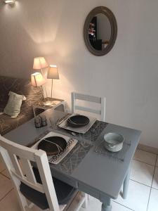 Grand Studio meublé chez COCO