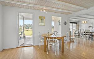 3 Bedroom Beautiful Home In Roslev