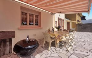 Maisons de vacances 3 Bedroom Awesome Home In Riantec : photos des chambres