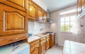 Maisons de vacances 3 Bedroom Awesome Home In Riantec : photos des chambres