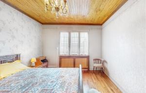 Maisons de vacances 3 Bedroom Awesome Home In Riantec : photos des chambres