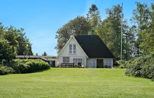 3 Bedroom Beautiful Home In Holbæk