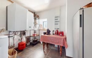 Maisons de vacances Beautiful Home In Bourg Lastic : photos des chambres