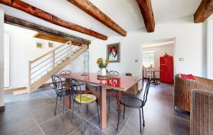 Maisons de vacances Beautiful Home In Bourg Lastic : photos des chambres
