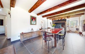 Maisons de vacances Beautiful Home In Bourg Lastic : photos des chambres