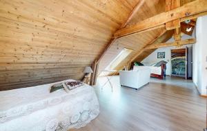 Maisons de vacances Beautiful Home In Bourg Lastic : photos des chambres