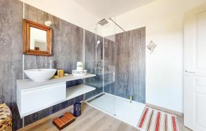 Maisons de vacances Beautiful Home In Bourg Lastic : photos des chambres