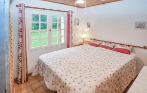 Maisons de vacances Beautiful Home In St Julien De Peyrolas : photos des chambres