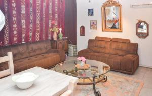 Maisons de vacances Beautiful Home In St Julien De Peyrolas : photos des chambres