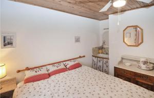 Maisons de vacances Beautiful Home In St Julien De Peyrolas : photos des chambres