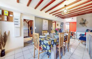 Maisons de vacances Nice Home In Neuville-Sous-Montreuil : photos des chambres