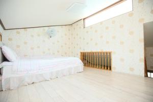 Suncheon Bay Wind Hill House