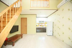 Suncheon Bay Wind Hill House