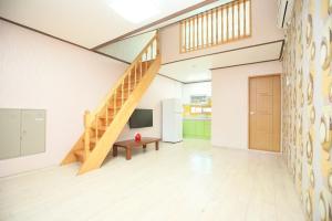 Suncheon Bay Wind Hill House