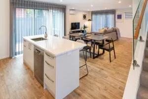 Park and Stay 4BR Townhouse near Avon River - Linwood