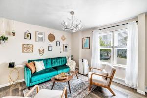 Walking Distance To Everything- Newly Renovated!