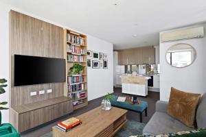 A Cozy 2BR Apt with Harbour Views and FREE Parking