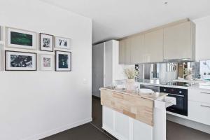 A Cozy 2BR Apt with Harbour Views and FREE Parking