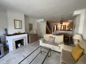 Estepona - Playa - 2 dormitorios con jardín y acceso directo a la piscina Is15