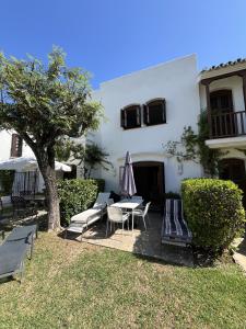 Estepona - Playa - 2 dormitorios con jardín y acceso directo a la piscina Is15