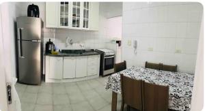 Apartamento aconchegante, frente, 3 dormitórios Região Central - Guarujá