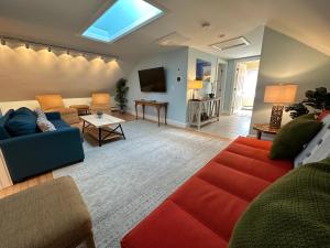 Penthouse Apartment room in Apartment near Firehouse Theater in Newport