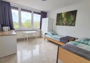 ein Doppelzimmer und ein Dreibettzimmer bei Hamburg - Witzeeze