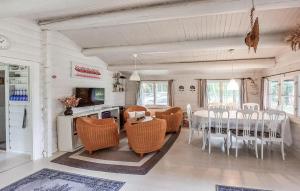 2 Bedroom Cozy Home In Annerstad