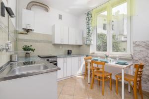 Rodzinny Apartament z dwiema sypialniami niedaleko centrum Krakowa by Noclegi Renters