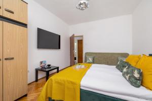 Rodzinny Apartament z dwiema sypialniami niedaleko centrum Krakowa by Noclegi Renters