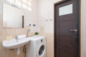 Rodzinny Apartament z dwiema sypialniami niedaleko centrum Krakowa by Noclegi Renters