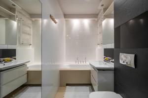 Grand Theatre Cosy Apartment by BookingHost