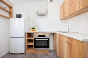 Cosy Apartment with Smart TV by Noclegi Renters