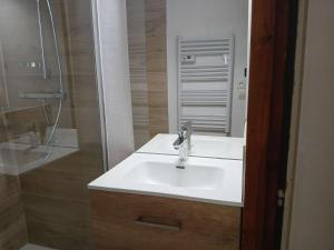 Appartement 4 pers., village, proche pistes, piscine lété, commerces à pied - FR-1-342-141