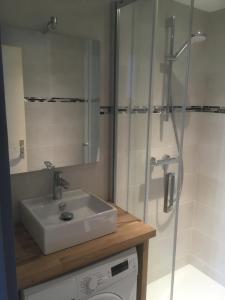 studio moderne les pieds dans leau